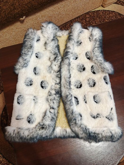 Тепла жилетка на дівчинку