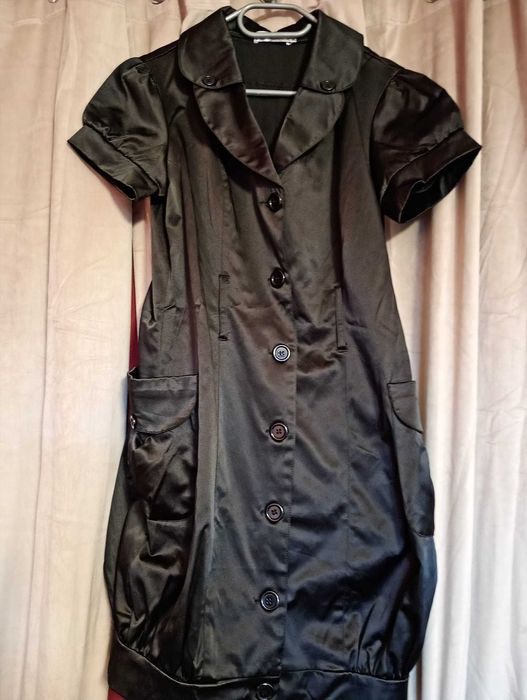 Sukienka rozpinana czarna satynowa elegancka narzutka okolicznościowa