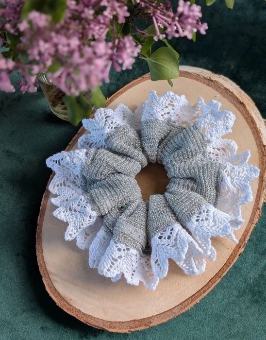 Scrunchie srebrna z koronka bawełniana