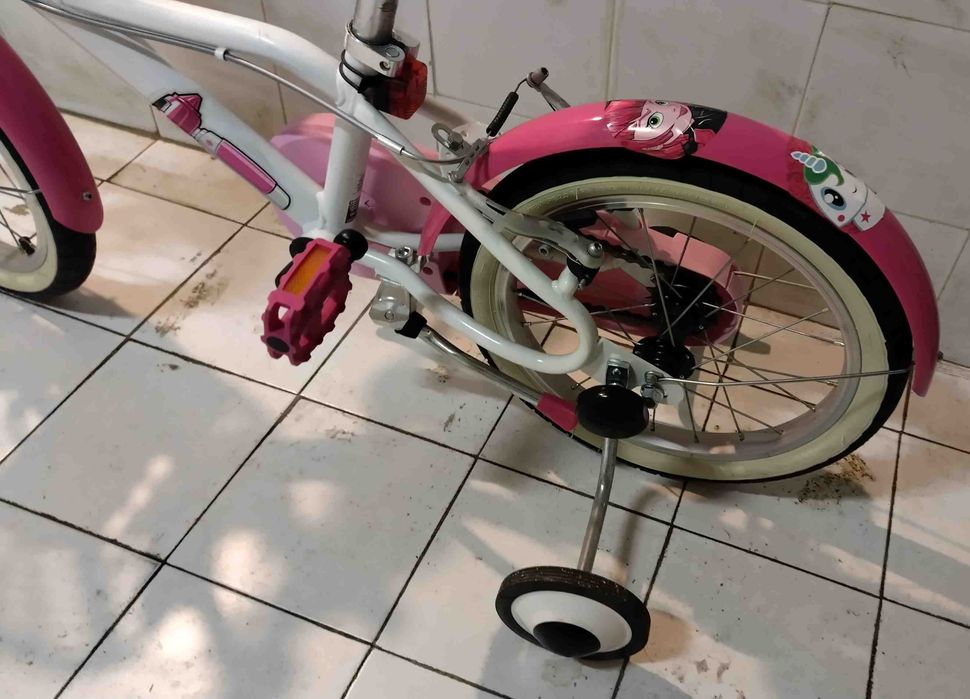 Bicicleta BTWIN Docto Girl 500 com rodas de iniciação