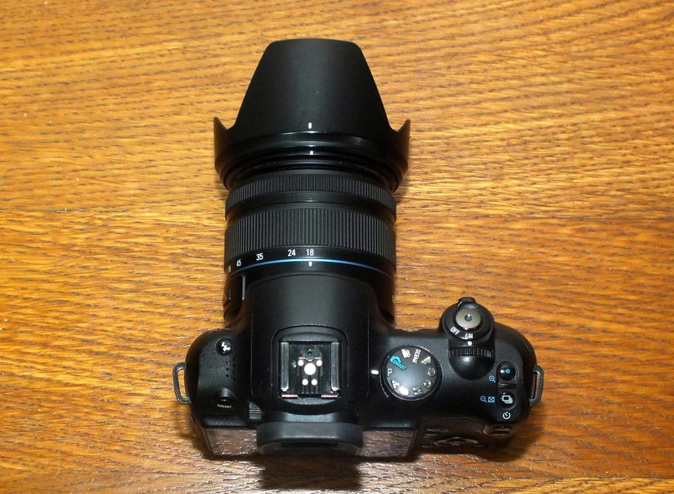 Беззеркальный компактный фотоаппарат Samsung NX10 Body / Объектив 18-55 мм