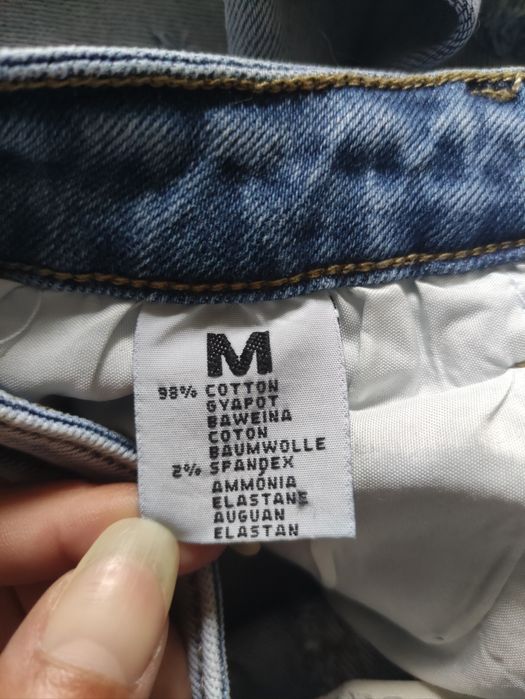 Bardzo elastyczne jeansy z dziurami i przetarciami, rozmiar M