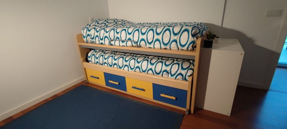 Cama dupla de solteiro (beliche) com muita arrumação