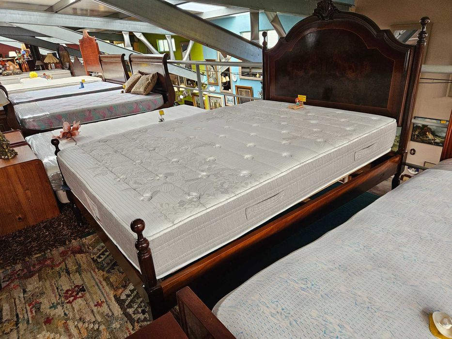 Excelente cama em madeira maciça com estrado e colchão Molaflex