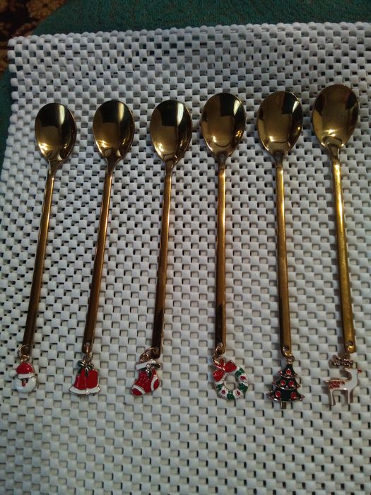 Чайні ложки металеві.