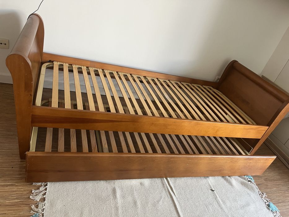 Cama individual de madeira