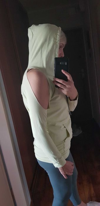 Bluza z kapturem i wyciecia na ramionach S/M