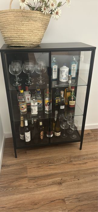 Móvel bar/vitrine IKEA com portas de vidro – como novo
