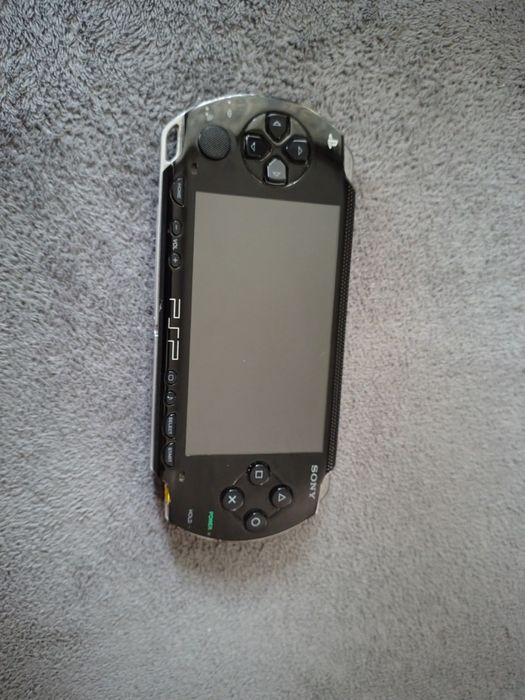 Konsola PSP fat + 6 gier