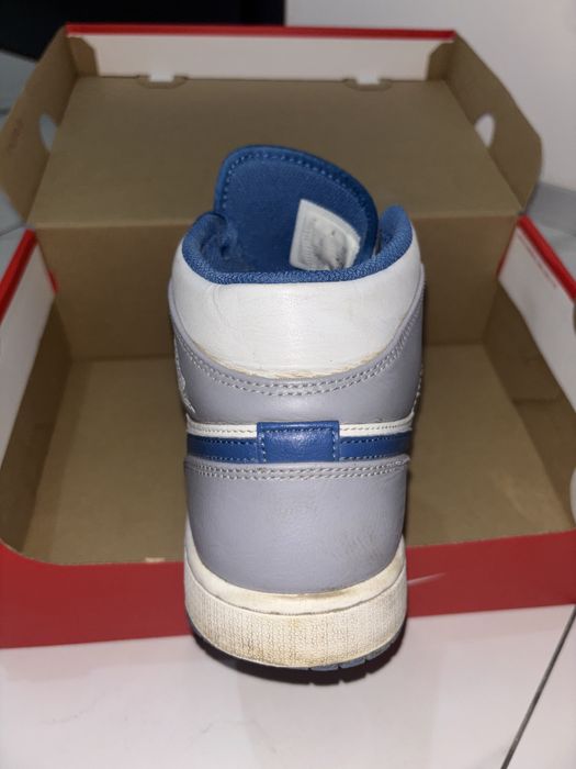 biało-granatowe nike air jordan 1 mid