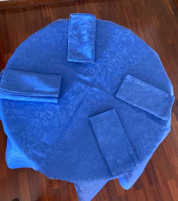 Toalha redonda azul com padrão da mesma côr