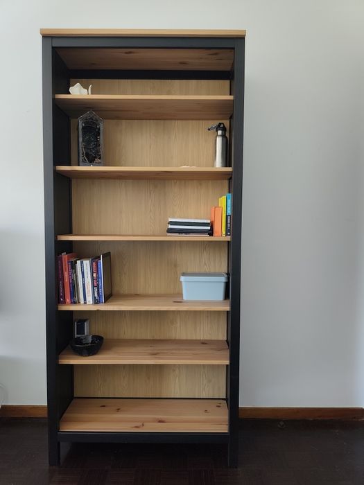 Estante alta preta e madeira – 6 prateleiras Hemnes