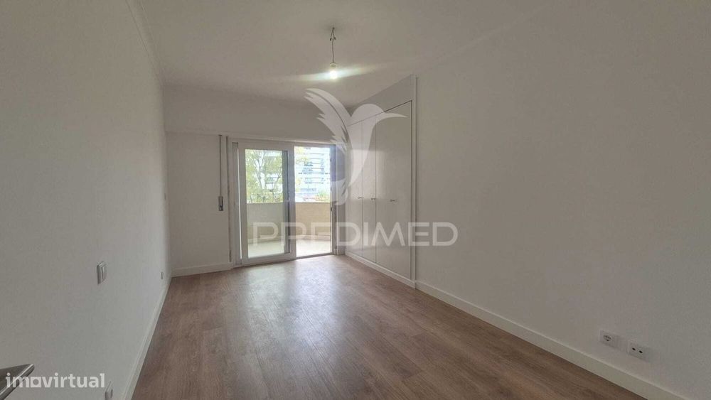 Apartamento T3 totalmente remodelado, situado na prestigiada Estrad...