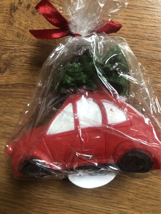 Świeca świąteczna czerwone auto z choinką na dachu Boże Narodzenie