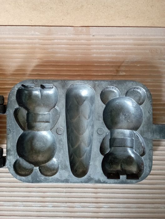 Вафельница.Мишки и шишки.