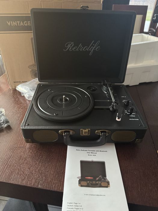 przenośny gramofon Retrolife R609 w formie walizki.