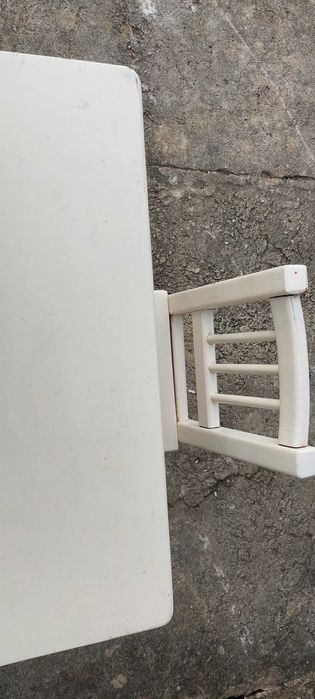 Mesa e cadeiras para crianças pequenas