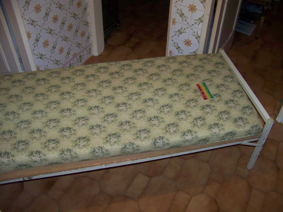 cama 1,80 m com pernas articuladas para rebaixar e arrumar