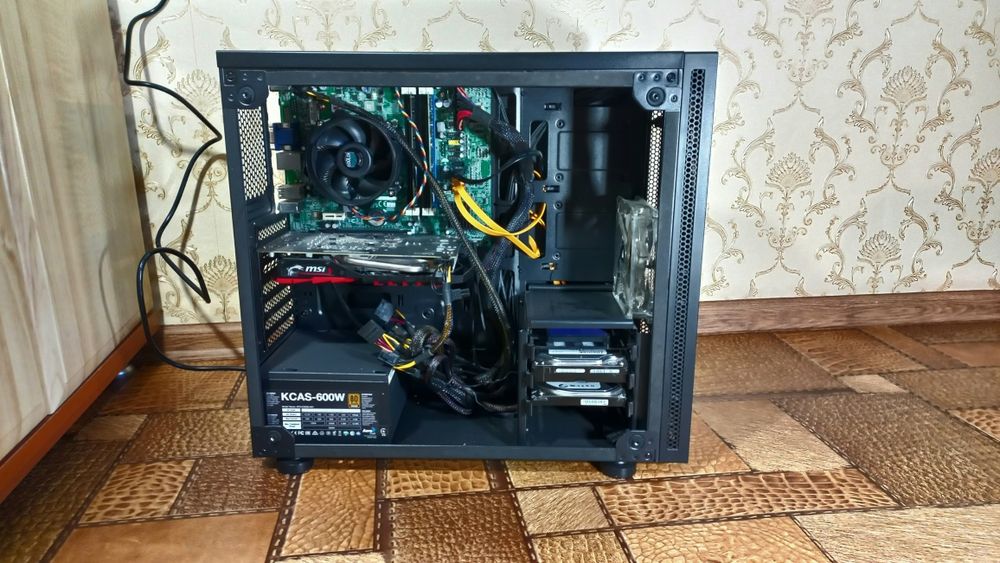 Комп'ютер з усією периферією