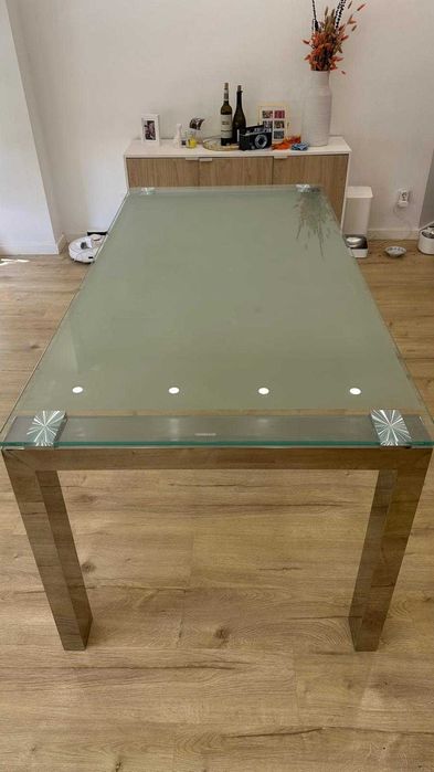 Mesa de jantar de vidro temperado e pernas de aço