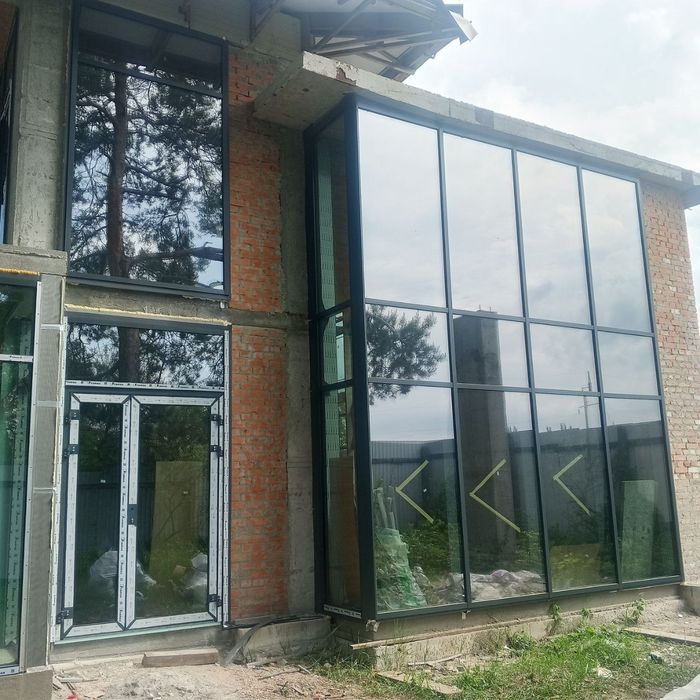 Двері алюмінієві ,скляні перегородки.