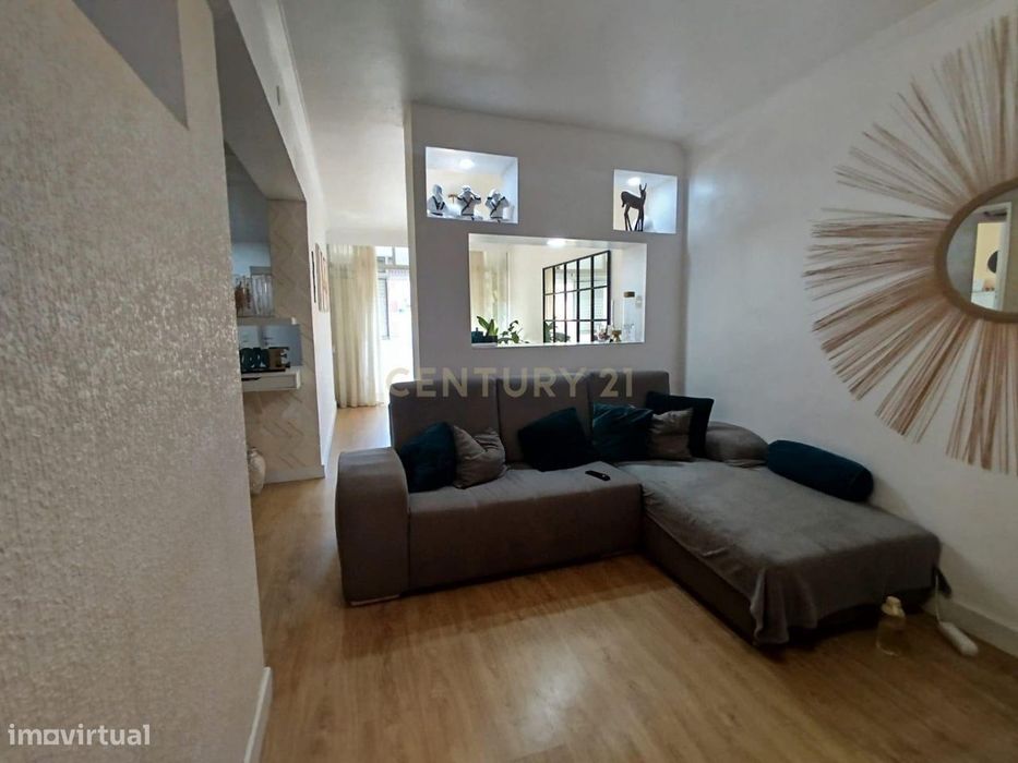 Apartamento T3 Renovado com Suíte, Varanda Fechada – Monte da Caparica
