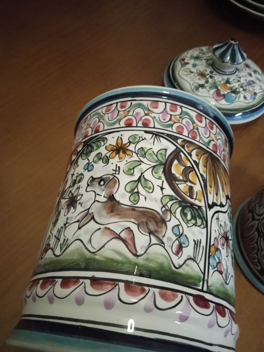 Potes pintados à mão