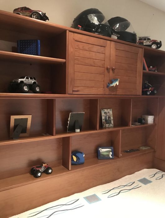 Cama de solteiro madeira c/ estante para arrumação