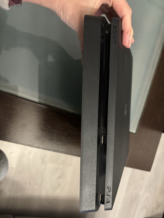 PlayStation 4 Slim e comando