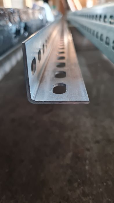 Kątownik perforowany ocynkowany 35x35 2mm 2mb 3mb metalowy dziurkowany