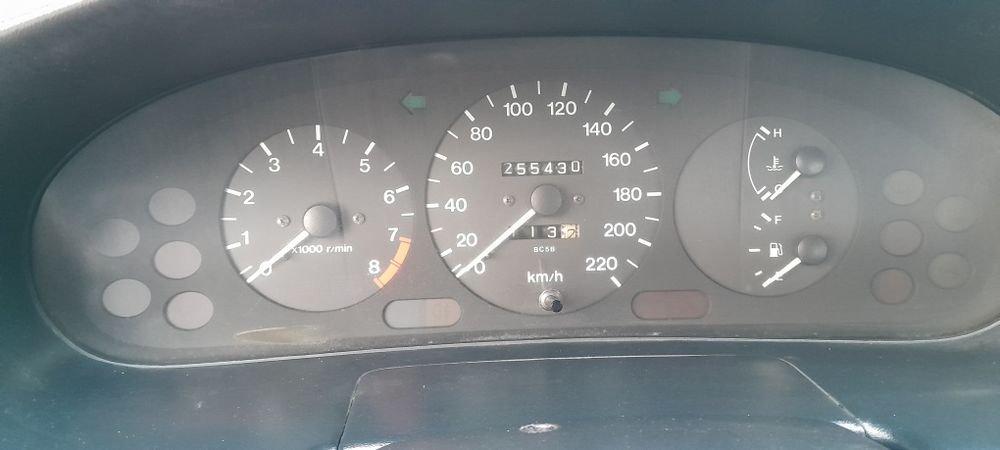 Продається мазда 323