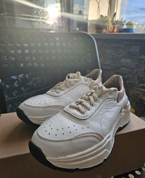 Кожаные кроссовки