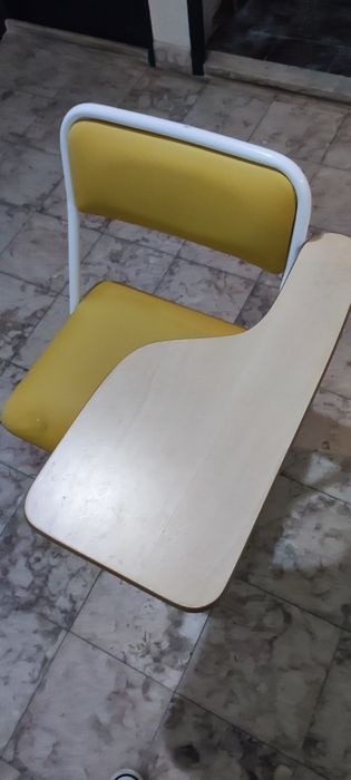 Cadeira com prancheta para conhoto em bom estado