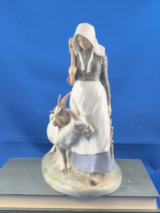Pasterka, dziewczyna z kozami Royal Copenhagen #porcelana #ozdoba