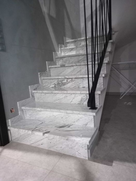 schody wewnętrzne marmur granit konglomerat blat parapety granitowe