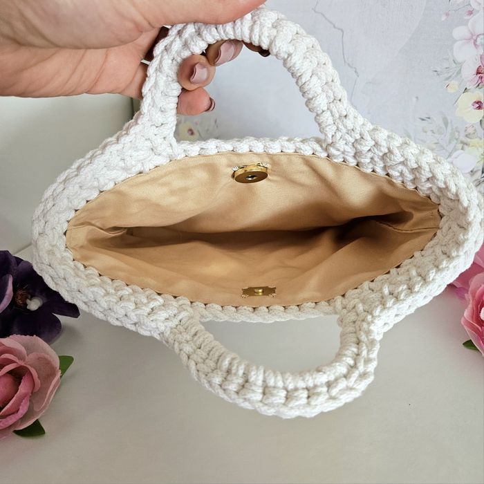 Bolsa em croché feita a mão