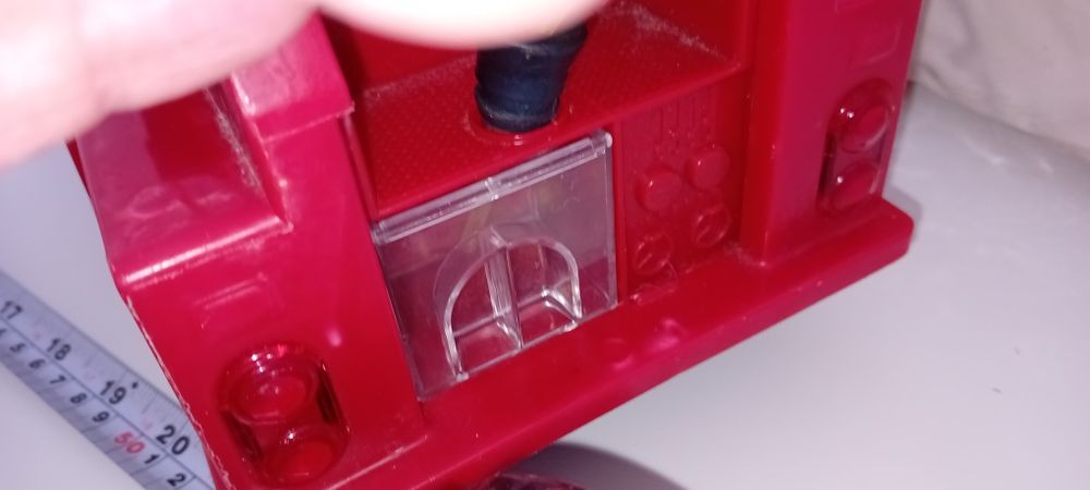 Camião de bombeiros grande com música e com jacto de água