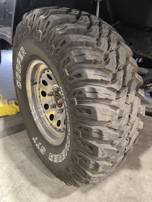 4 pneus e jantes 32/11.5R15 Cooper furação Jeep