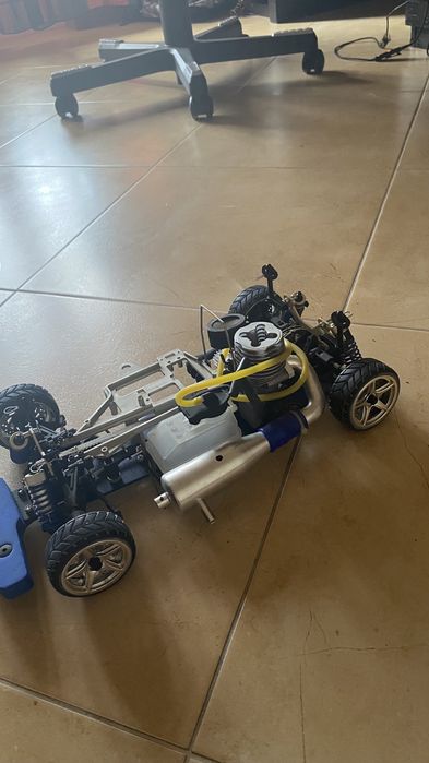 Carro telecomandado a gasolina