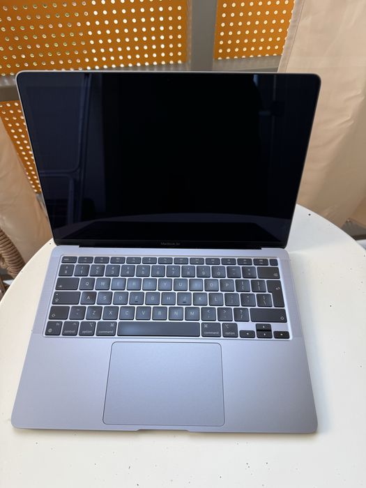 Laptop Macbook Air M1 8/256 - space gray - świetny stan!