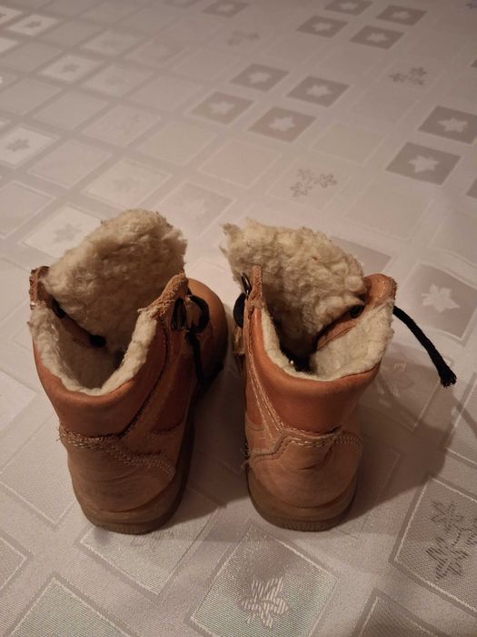 Buty dziecięce w naturalnym kolorze skóry