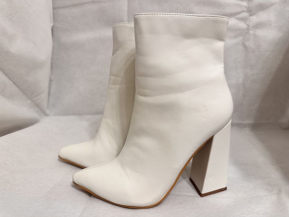 Белые весение сапоги