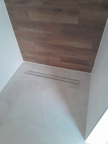 Układanie płytek glazury i terakoty