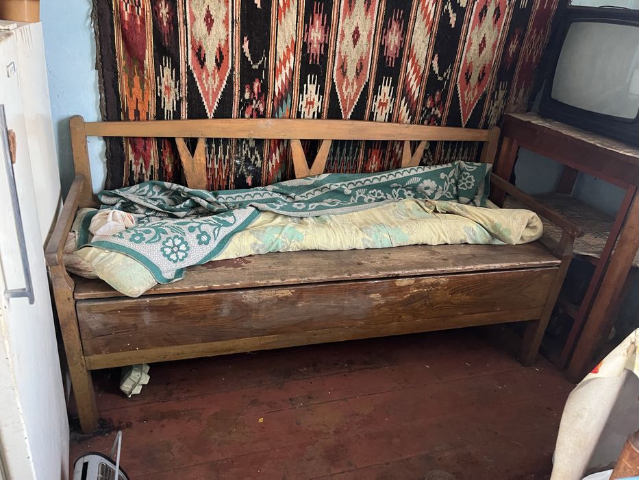 Деревʼяний бамбетель, лава, ліжко