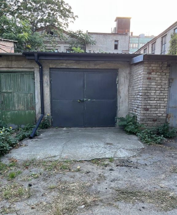 Гараж у центрі міста,23м², новий дах, охоронна територія, оглядова яма