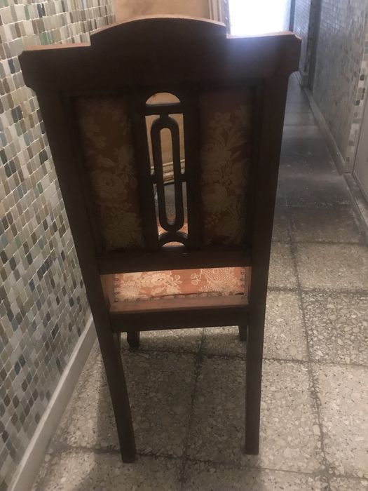 Cadeira muito antiga, mas em muito bom estado.