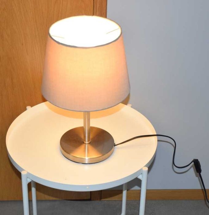Candeeiro elétrico de mesa, em metal de boa qualidade