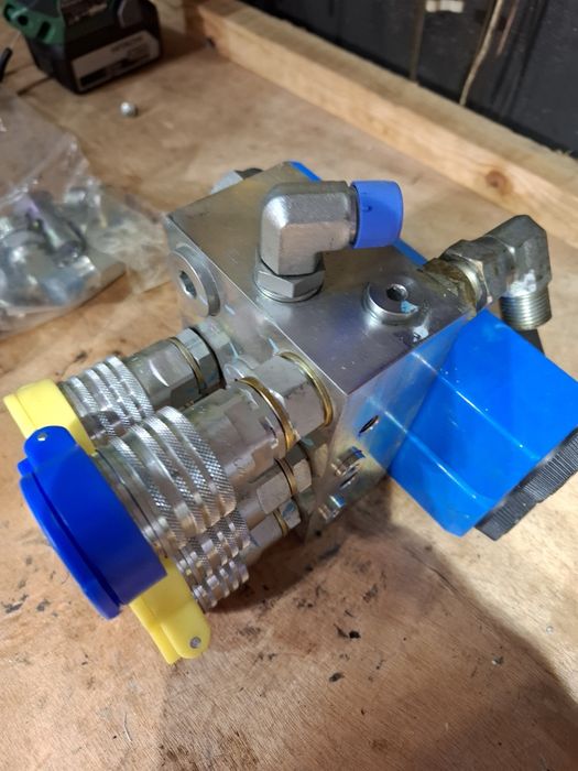 Rozdzielacz  dwusekcyjny sterowany  cewkami 12v tur