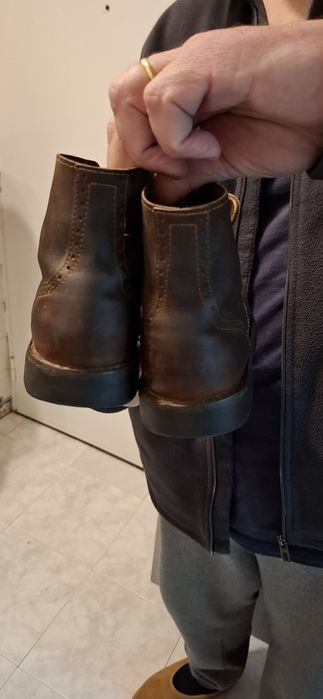 Bota castanha em pele 35,todas cozindas,sola tipo pneu.