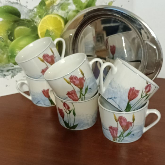 Filiżanki porcelanowe na kawę lub herbatę.